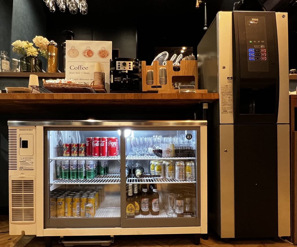 Discovery Coworkingのドリンクバーと休憩ラウンジ