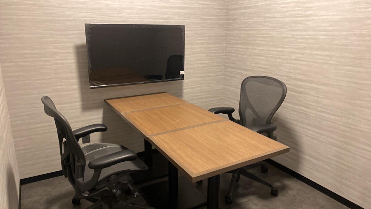 Discovery Coworkingの共用ミーティングスペースと少人数打ち合わせ向け会議スペース